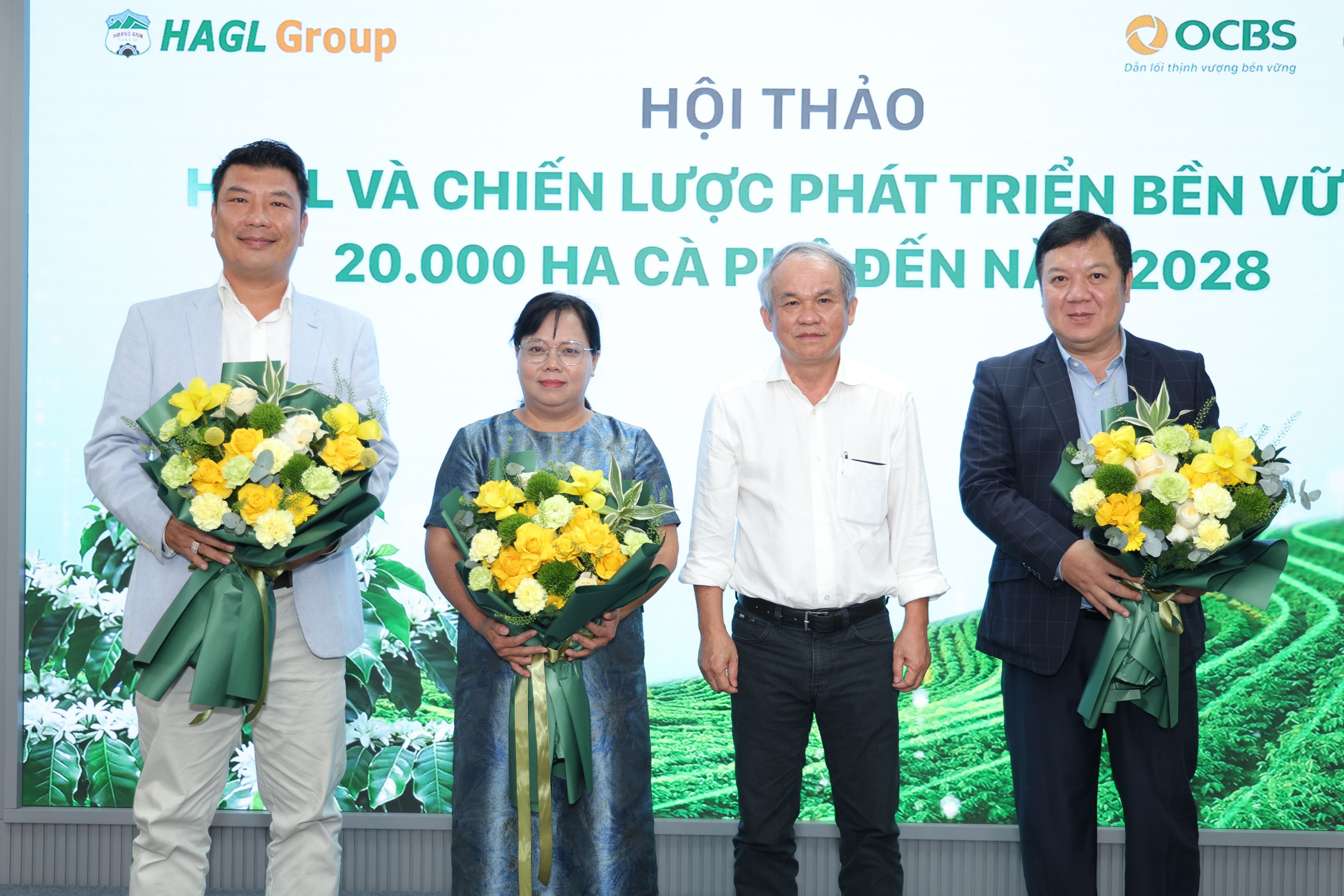 Ông Đoàn Nguyên Đức - Chủ tịch Tập đoàn Hoàng Anh Gia Lai trao hoa cảm ơn các diễn giả tại Hội thảo