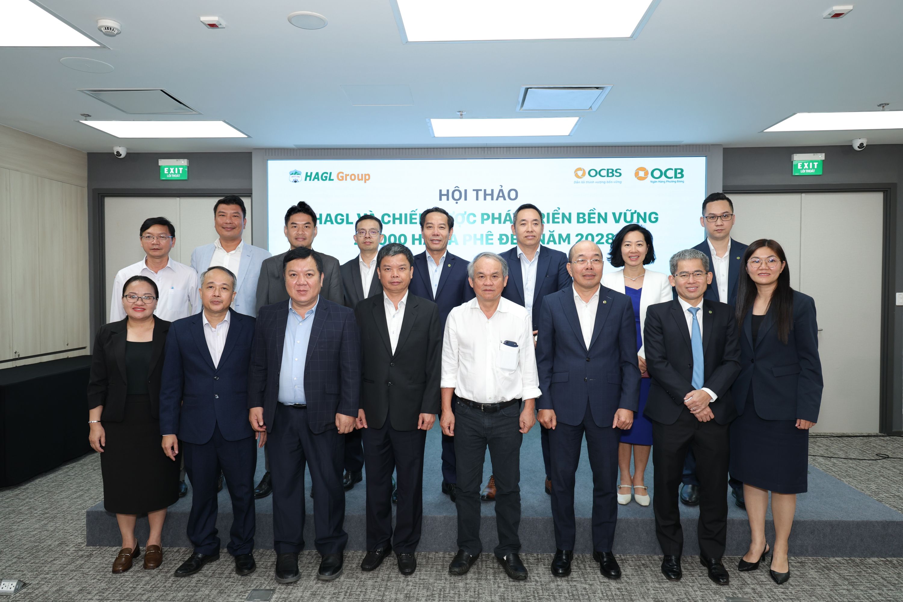 Tập đoàn Hoàng Anh Gia Lai chụp hình lưu niệm cùng Ngân hàng OCB, Công ty Chứng khoán OCBS cùng các Khách mời danh dự, đánh dấu sự thành công của buổi Hội thảo